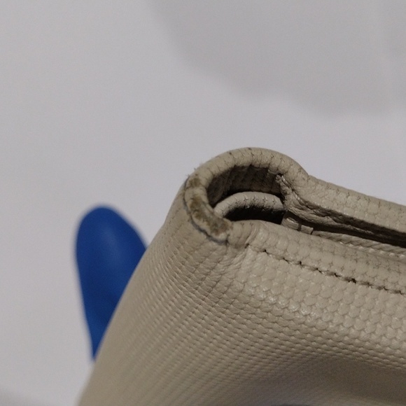 Gucci Beige Textured Leather Wallet w/  Silver Accent 4x3.75-inch, Box, Dust bag - Picture 14 of 17